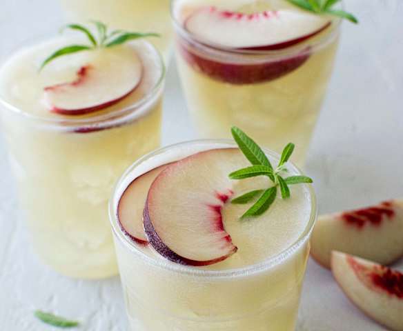 Té verde frío con cedrón y durazno