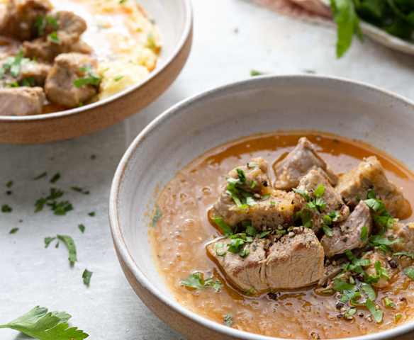 Pernil de porco com cebola em molho de Vinho do Porto