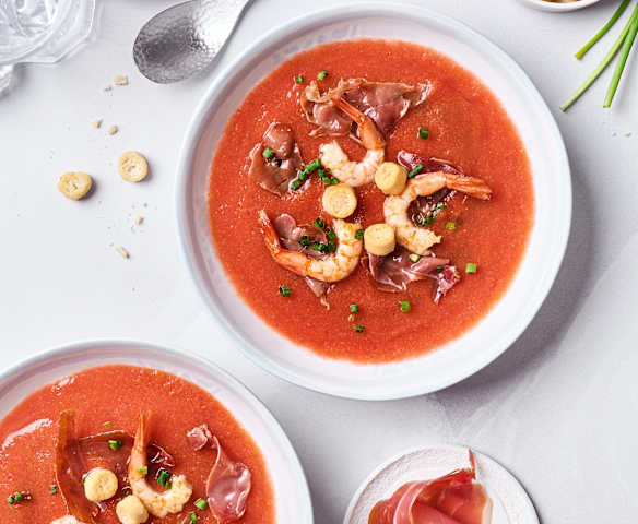 Sopa fría de tomate, gambas y jamón
