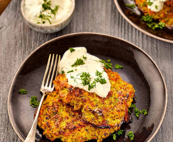 Kürbis-Brokkoli-Bratlinge mit Kräuterdip