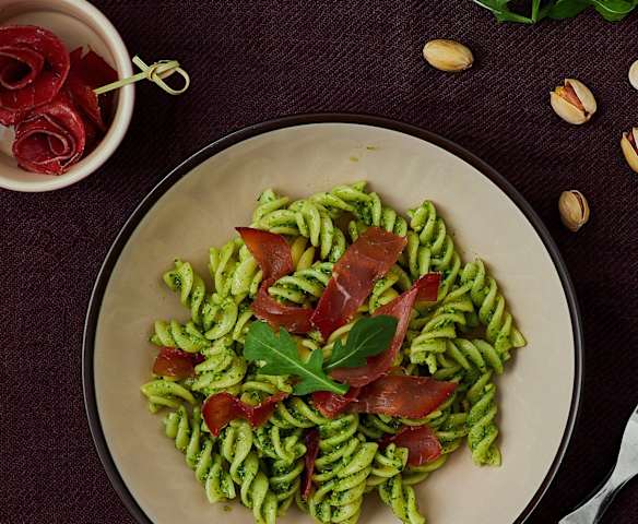 Fusilli con pesto di rucola e bresaola Fusilli con pesto di rucola e bresaola