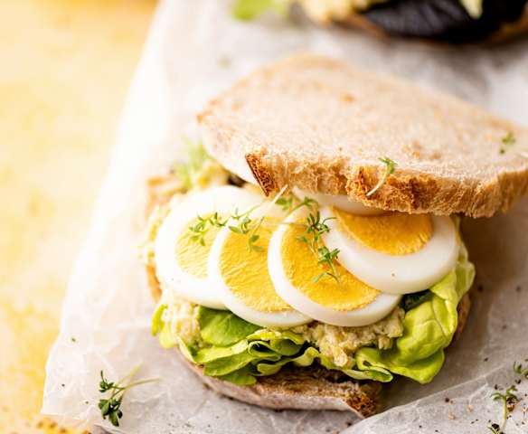 Sándwich de huevo y paté de alcachofa