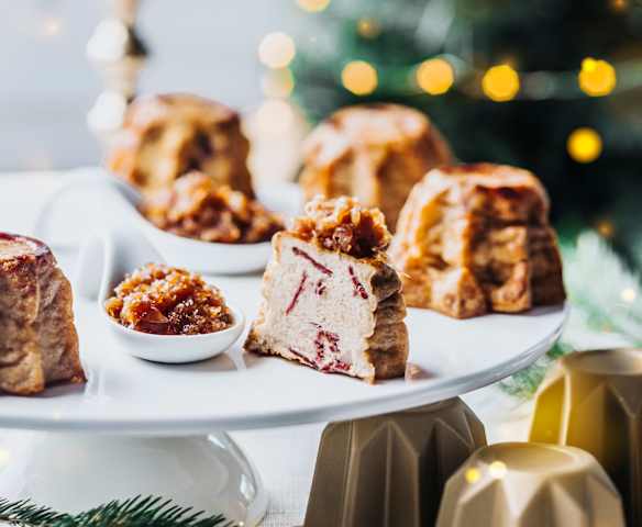 Cannelés au magret de canard fumé et confit d'oignons