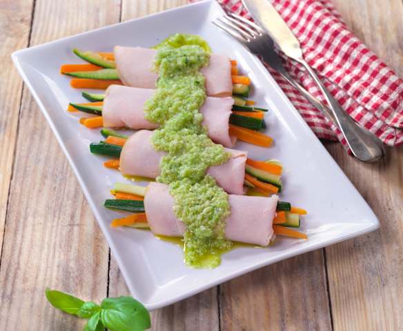 Involtini di tacchino con verdure e salsa al sedano Involtini di tacchino con verdure e salsa al sedano
