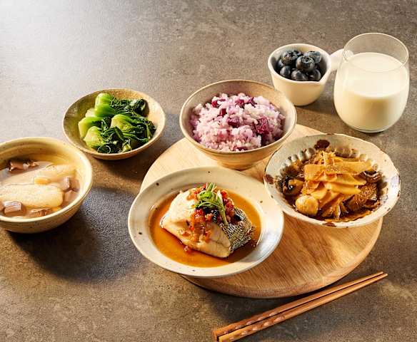 晚餐(紫薯饭、豆豉蒸鲈鱼、豆腐皮蘑菇烧冬笋、清蒸菜心和竹荪干贝鸭血汤) 晚餐(紫薯饭、豆豉蒸鲈鱼、豆腐皮蘑菇烧冬笋、清蒸菜心和竹荪干贝鸭血汤)