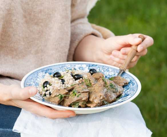 Gulasz wołowy z grzybami i rozmarynowym pęczakiem