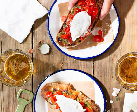 Tostas con tomates cherry, burrata y pesto de tallos de zanahoria Tostas con tomates cherry, burrata y pesto de tallos de zanahoria