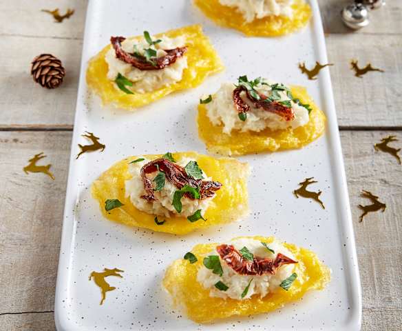 Sfoglie di mais con quenelle di baccalà e acciughe