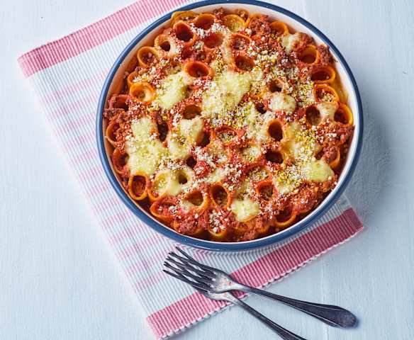 Paccheri con ragù di salsiccia e frutta secca