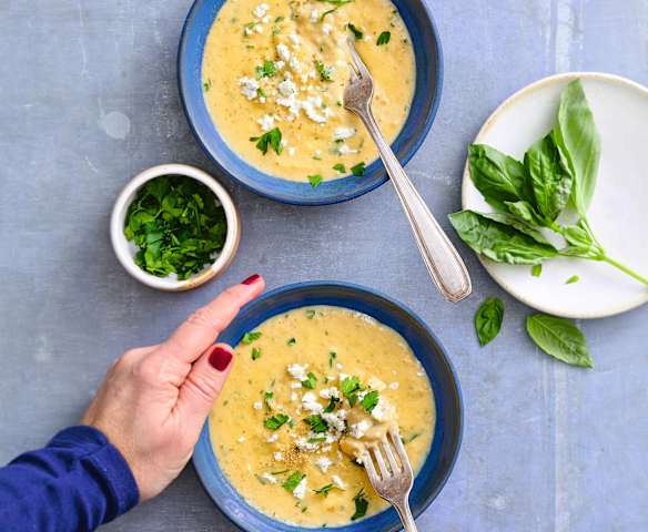 Œufs brouillés aux herbes, flocons d’avoine et feta