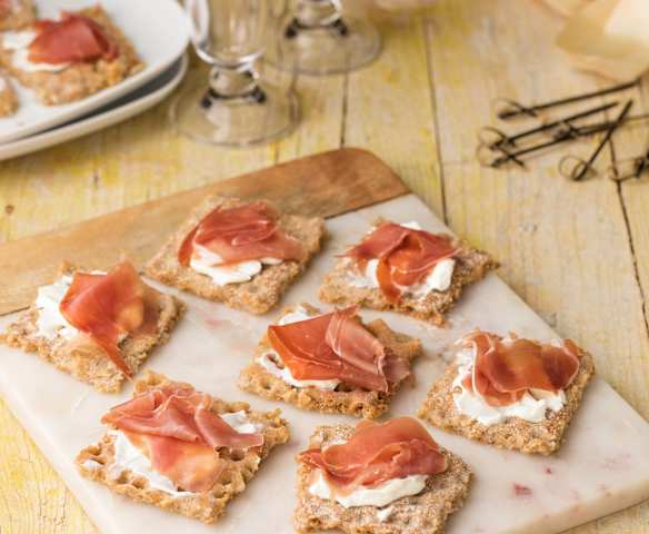 Cracker di segale farciti
