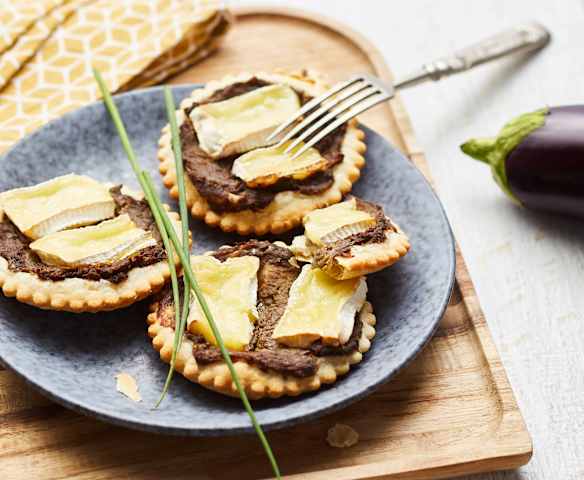 Tartetelette fine au caviar d'aubergine et camembert