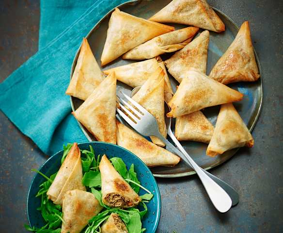 Samoussas au bœuf et coriandre, épices et raisins secs Samoussas au bœuf et coriandre, épices et raisins secs