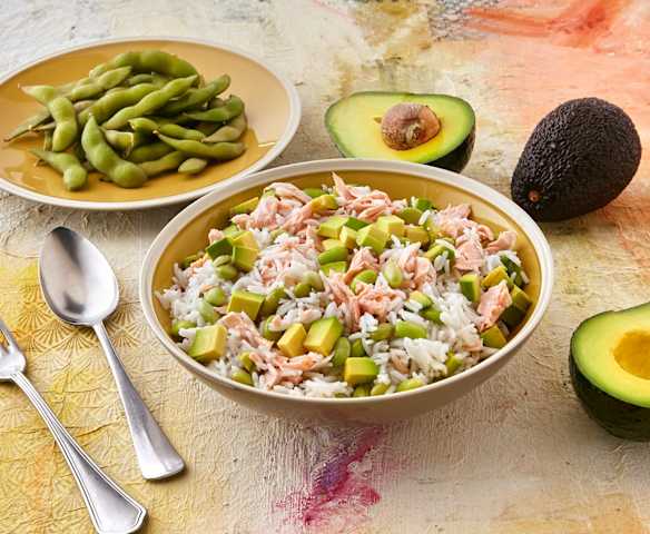Insalata di riso basmati, salmone e avocado
