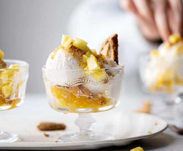 Coupe glacée à la coco, coulis à l'ananas