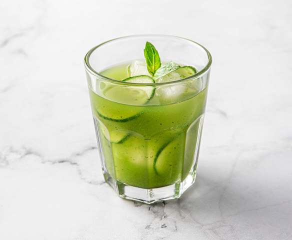 Boisson rafraîchissante concombre, basilic et citron vert