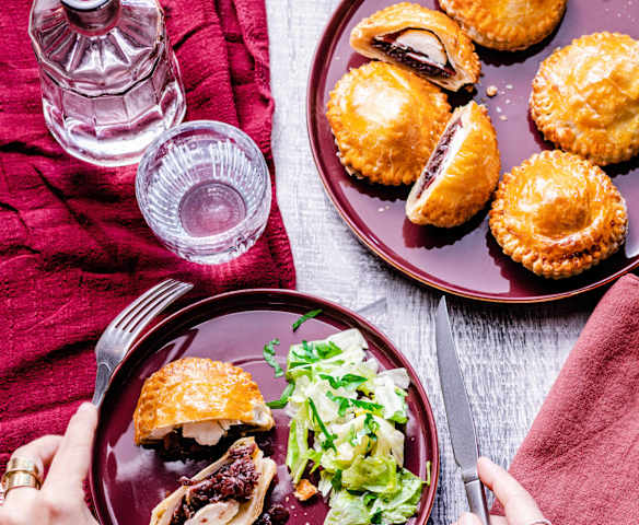 Galette individuelle à la confiture d'oignon et magret de canard