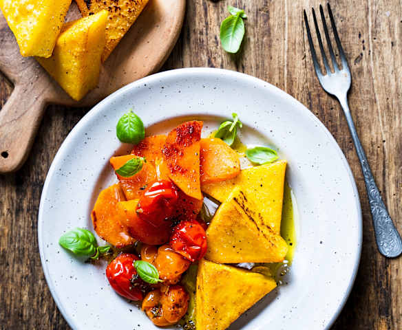 Triangles de polenta à la sauge, patate douce et tomate