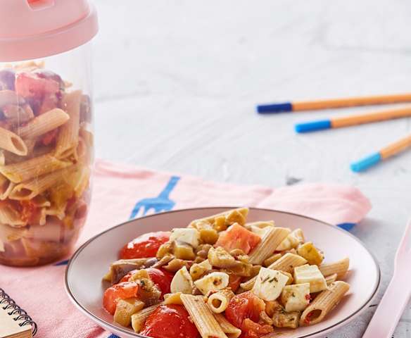 Penne integrali con melanzane, pomodori e mozzarella