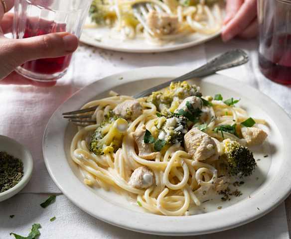 奶油雞肉花椰菜義大利麵