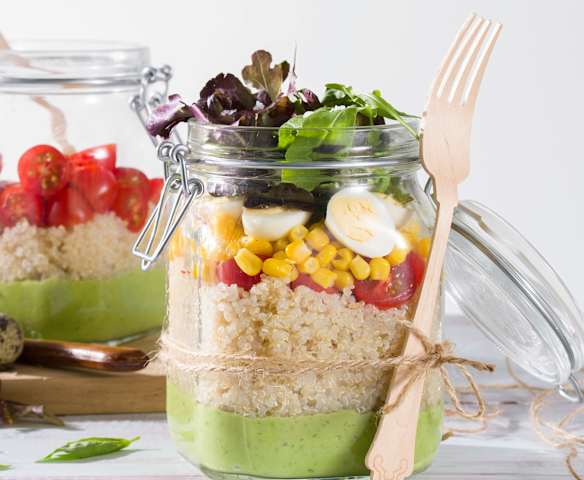 Ensalada verde de quinoa con huevos de codorniz y cherrys en tarro
