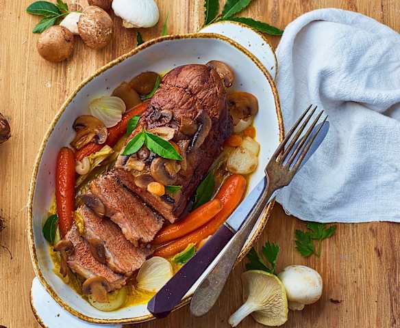 Manzo a Cottura Lenta con funghi e verdure Manzo a Cottura Lenta con funghi e verdure