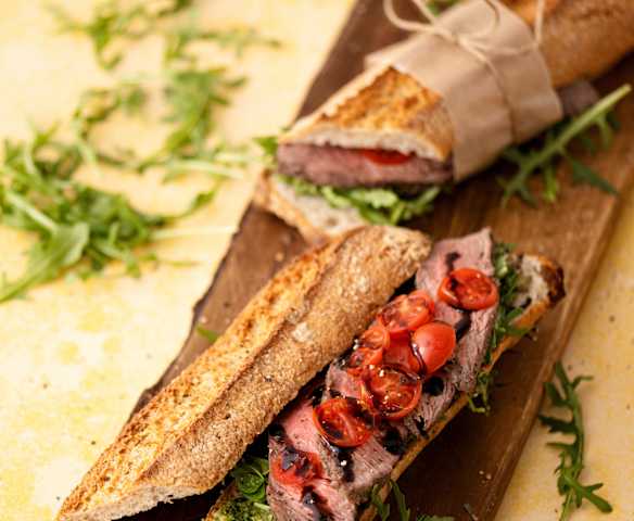 Baguete com carne e molho de ervas Baguete com carne e molho de ervas