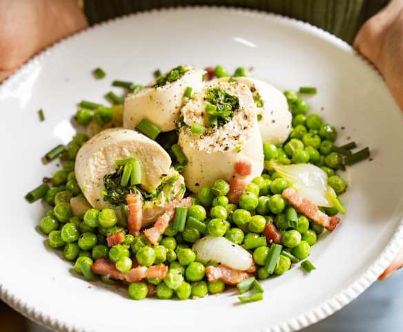 Poulet roulé aux herbes et petits pois aux lardons Poulet roulé aux herbes et petits pois aux lardons