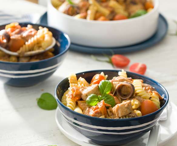 Pasta con tomates cherry, emperador y queso feta