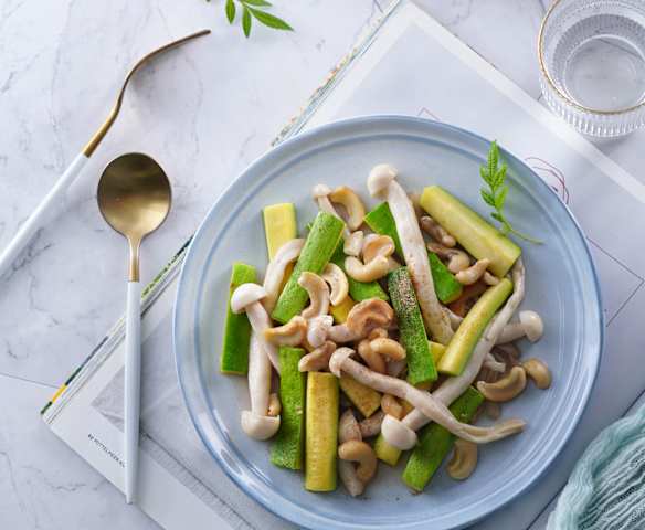 西葫芦炒腰果白玉菇