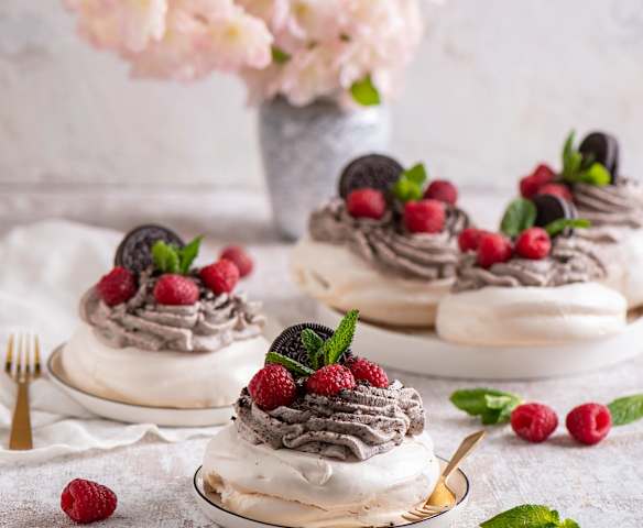 Mini bezy Pavlova z kremem Oreo® i malinami Mini bezy Pavlova z kremem Oreo® i malinami