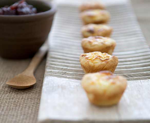 Ταρταλέτες με καραμελωμένα κρεμμύδια και φέτα