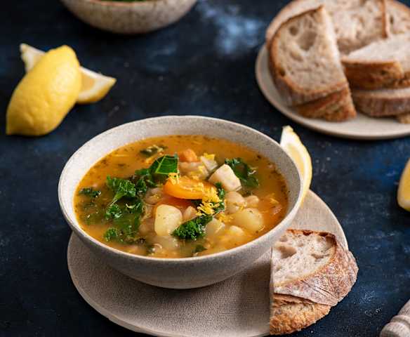 Cytrynowa zupa z jarmużem i białą fasolą
