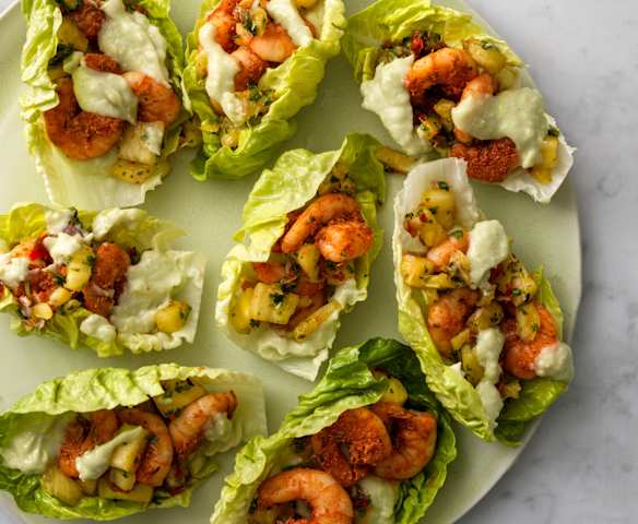 Cupe de salată cu creveți Cajun cu salsa de ananas Cupe de salată cu creveți Cajun cu salsa de ananas