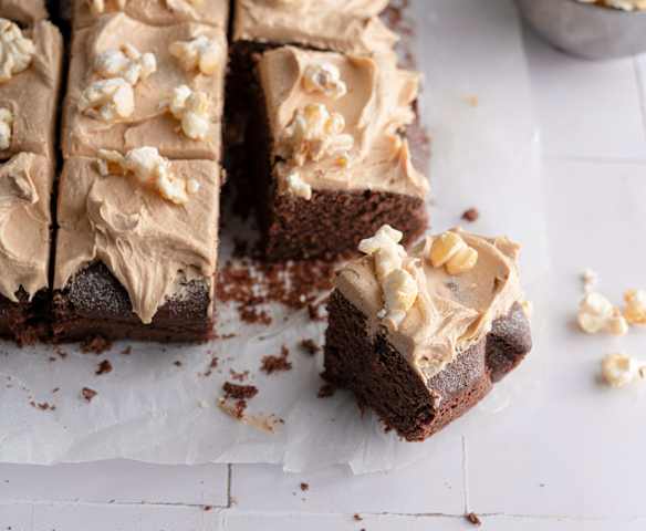 Chokoladekage med popcorn og peanutbutter-frosting Chokoladekage med popcorn og peanutbutter-frosting