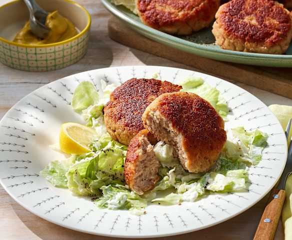 Kasseler-Frikadellen mit Eisbergsalat und Zitronen-Dressing Kasseler-Frikadellen mit Eisbergsalat und Zitronen-Dressing