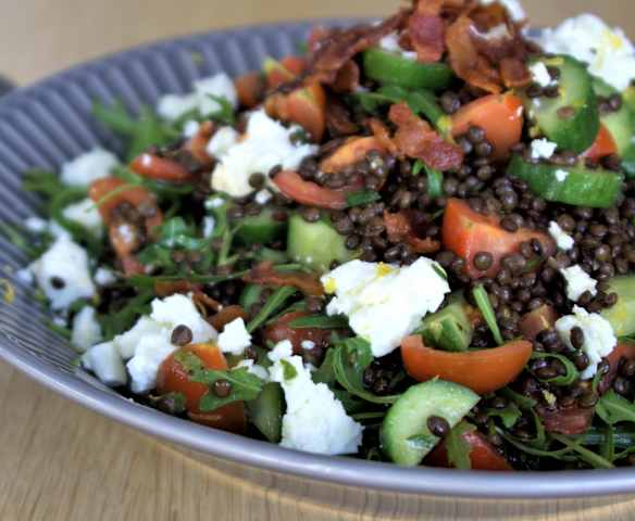 Σαλάτα με μαύρες φακές, ντοματίνια και φέτα