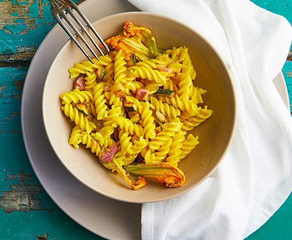 Fusilli con fiori di zucca, pancetta e zafferano