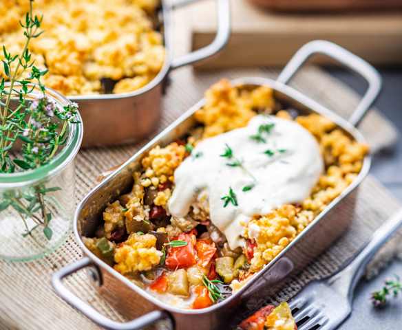 Crumble légumes d'été et sauce au fromage frais