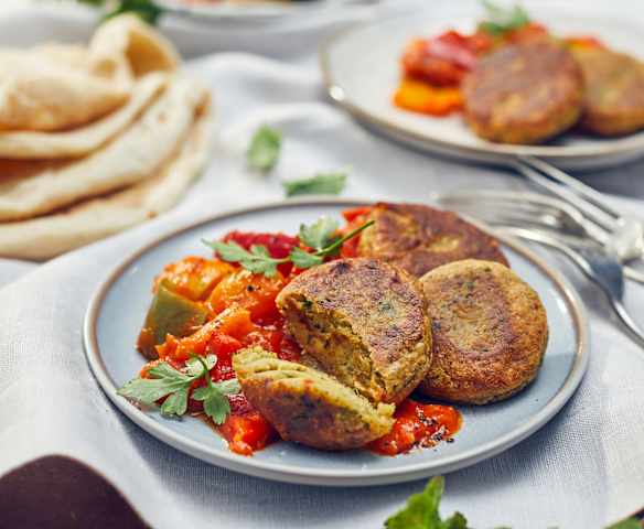 Falafeln mit Paprika-Tomaten-Gemüse