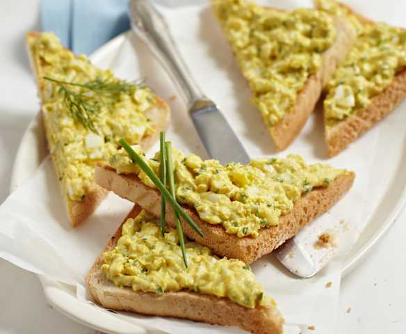 Tartine all'uovo ed erba cipollina