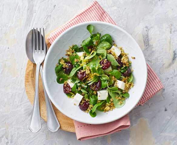 Insalata Feta, ciliegie e gremolada alle mandorle Insalata Feta, ciliegie e gremolada alle mandorle
