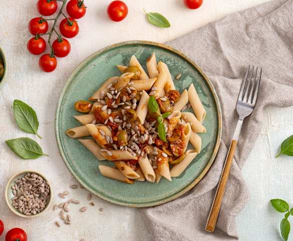 Jednogarnkowy makaron z pomidorem i oliwkami