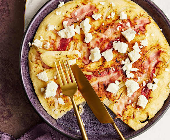 Speckpfannkuchen mit Feta und Zwiebeln