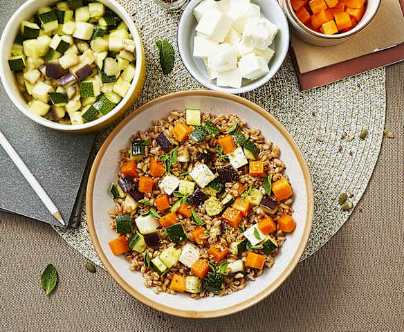 Insalata di farro con Feta e verdure di stagione