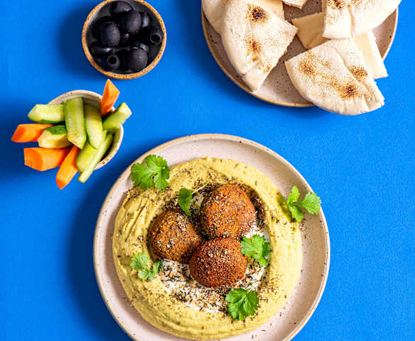 Ziołowy hummus z falafelami