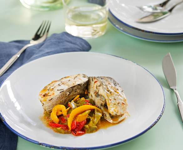 Dorada con guarnición de pimientos