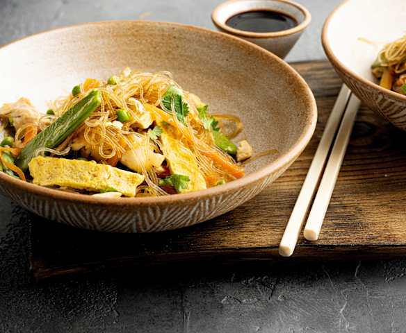 Fideos de soja verde salteados con tortilla de puerros Fideos de soja verde salteados con tortilla de puerros