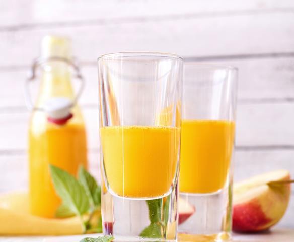 Kurkuma-Ingwer-Shot mit Apfelessig