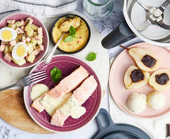 Salade pommes de terre, pavé de saumon, flan de légumes et poires au chocolat